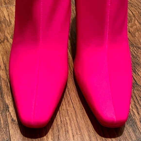 Steve MADDEN VAKAY hot pink sock ankle boots. Size 8.5. NWOT - Picture 2 of 11